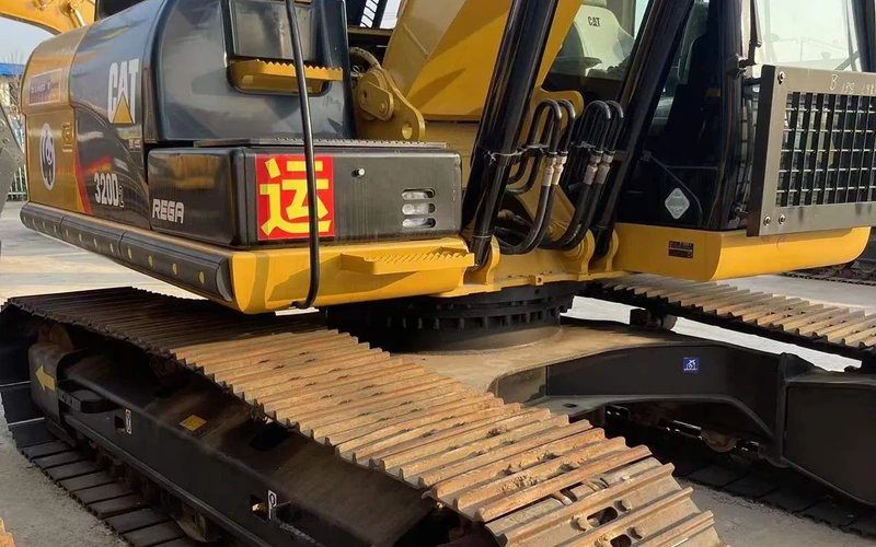 حفّارة زاحفة مستعملة CAT 320D2 20 طن