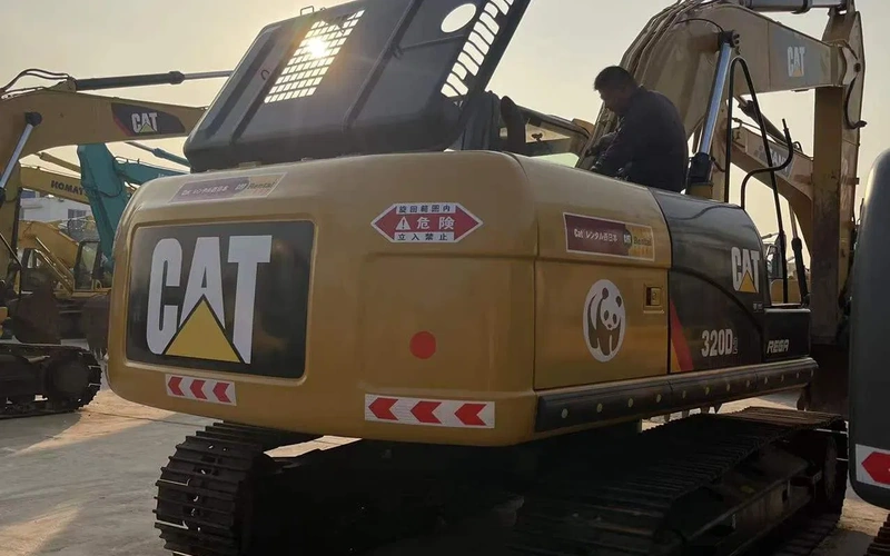 حفّارة زاحفة مستعملة CAT 320D2 20 طن