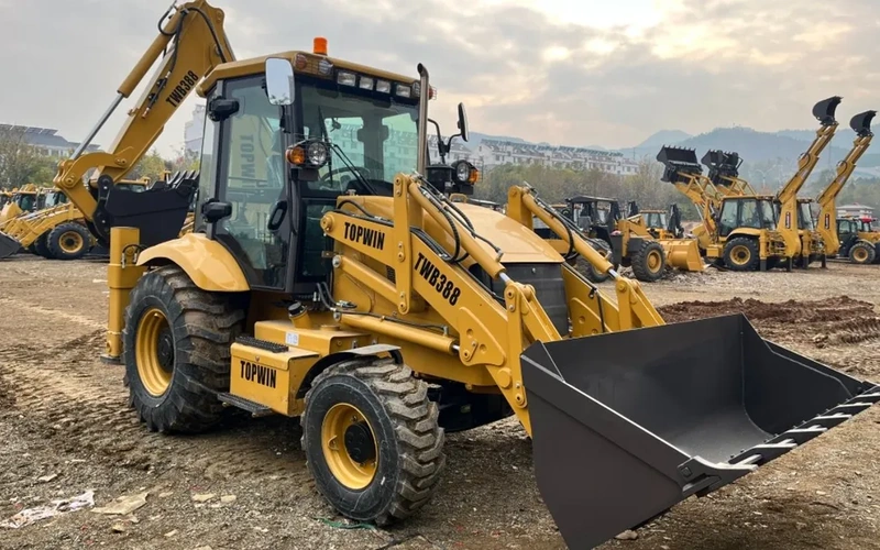 Kompaktní rypadlonakladač JCB 3CX 4X4 s motorem Kubota Cummins