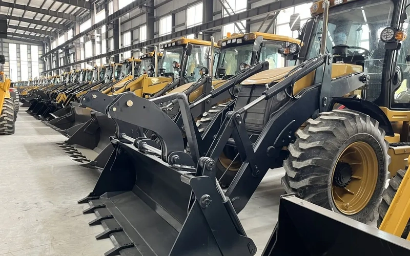 Kompaktní rypadlonakladač JCB 3CX 4X4 s motorem Kubota Cummins