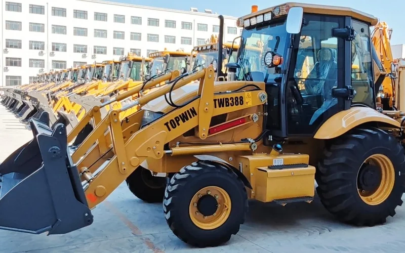 Kompaktní rypadlonakladač JCB 3CX 4X4 s motorem Kubota Cummins