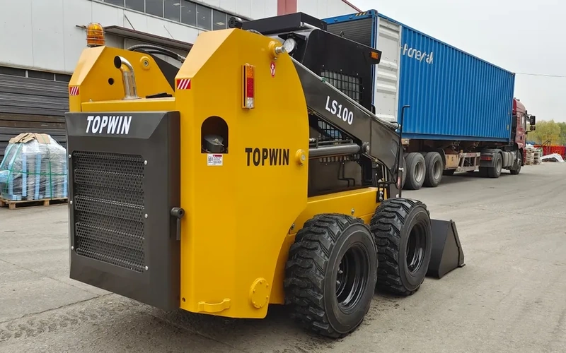 Kompakti hydraulinen liukupyöräkuormaaja, jossa on kairauslaitteet