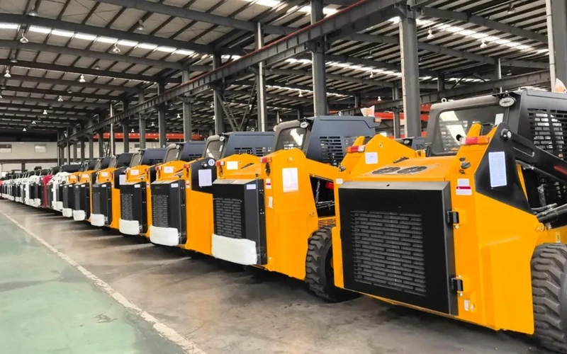 Kompakti hydraulinen liukupyöräkuormaaja, jossa on kairauslaitteet