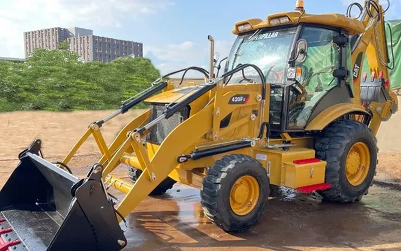 Подержанный экскаватор-погрузчик Caterpillar серии 420F2 430F2