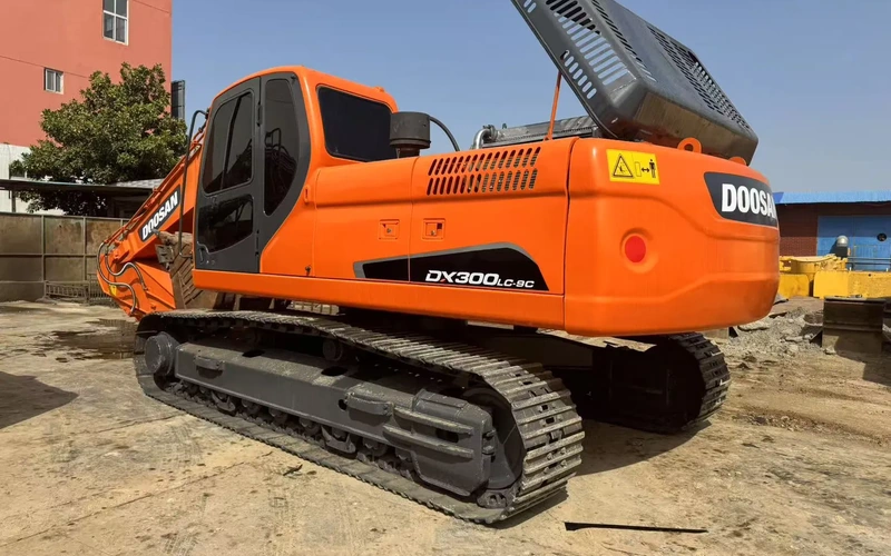 Brugt Doosan DX300LC gravemaskine på larvefødder