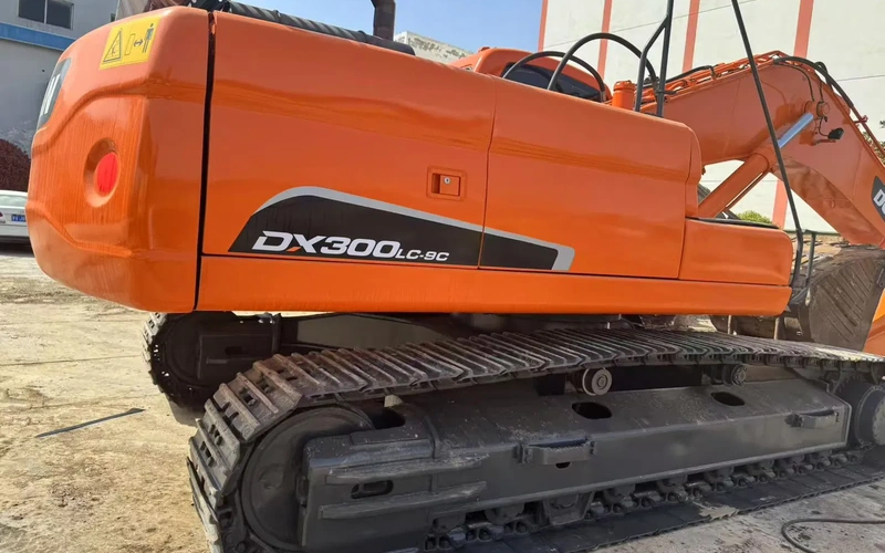 Brugt Doosan DX300LC gravemaskine på larvefødder
