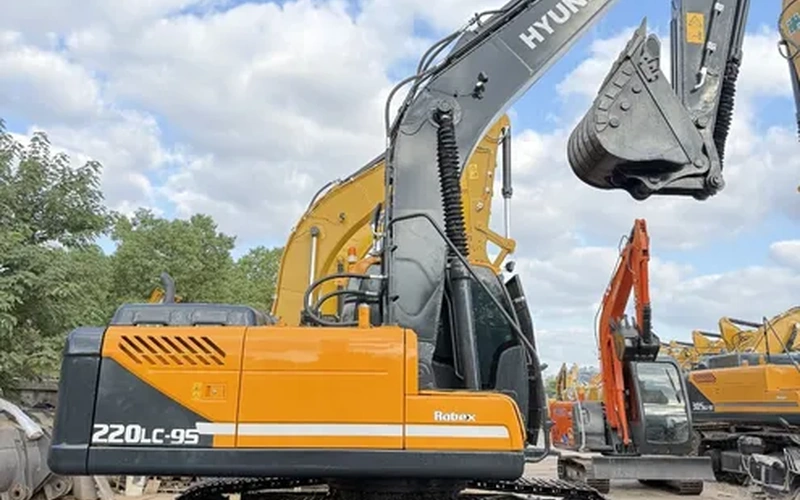 Гусеничный экскаватор Hyundai 220LC-9S