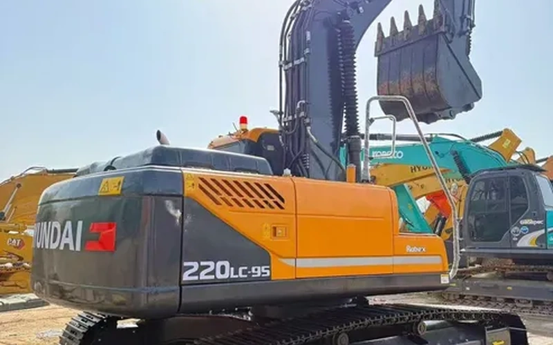 Подержанный экскаватор Hyundai 220LC-9S с гидравлической трансмиссией
