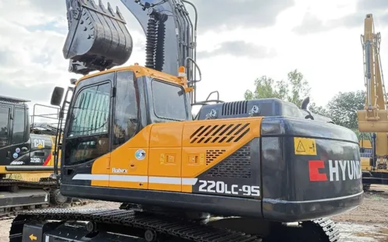 Подержанный экскаватор Hyundai 220LC-9S с гидравлической трансмиссией